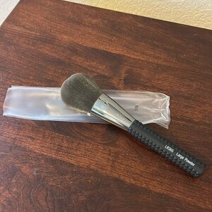 Laruce LR365 Large Powder brush in Midnight NWT